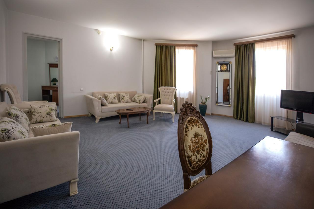 Leader Hotel กอริ ภายนอก รูปภาพ