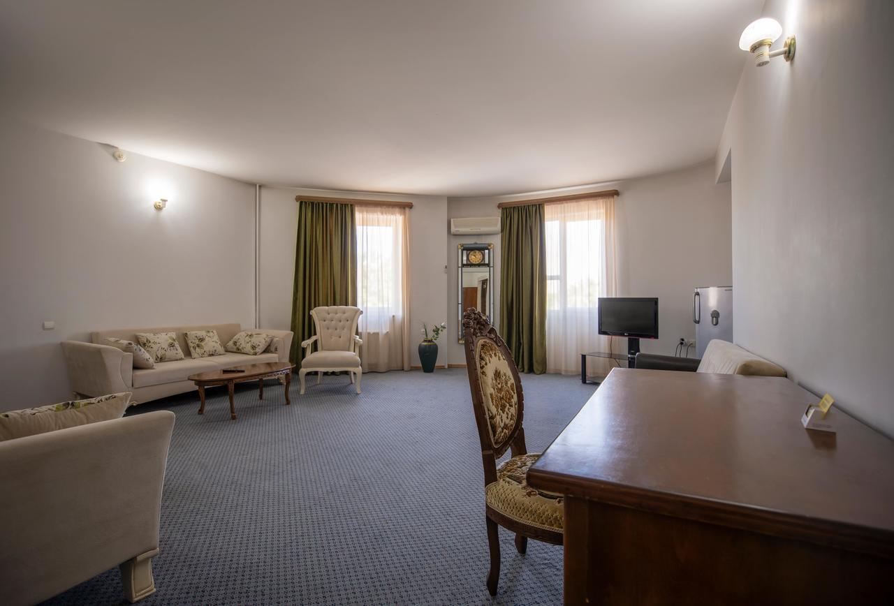 Leader Hotel กอริ ภายนอก รูปภาพ